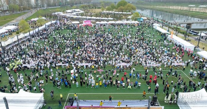 ‘제15회 양천마라톤 대회 #벚꽃런’ 참여를 위해 해마루축구장에 모인 참가자들