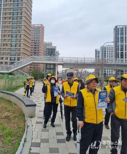 파주시 운정6동 실버경찰대봉사단, 에너지 절약 실천을 위한 거리 홍보 전개