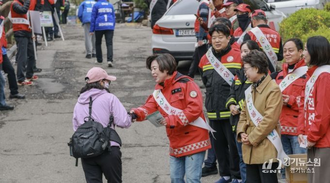 과천시, 관악산 등산로 입구에서 산불 예방 홍보 펼쳐