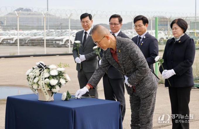 최승복 교육감 권한대행이 13일 목포 신항만을 찾아 세월호 선체 앞에서 희생자들을 추모하고 있다.