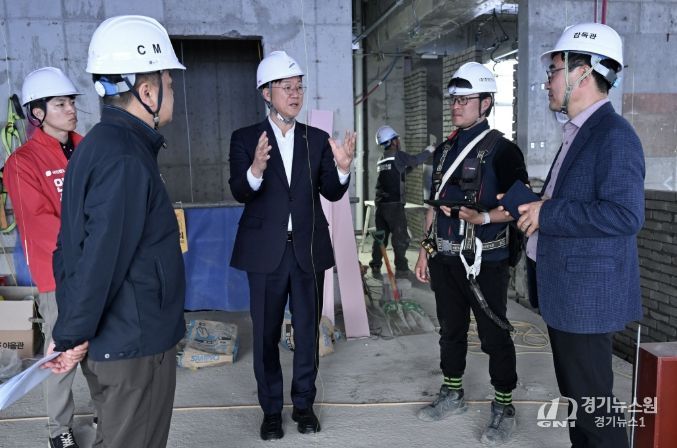 이민근 안산시장(사진 가운데) 13일 '공공 복합커뮤니티센터 건립공사' 현장을 방문해 사업진행 상황과 안전관리 실태를 점검하고 있다.