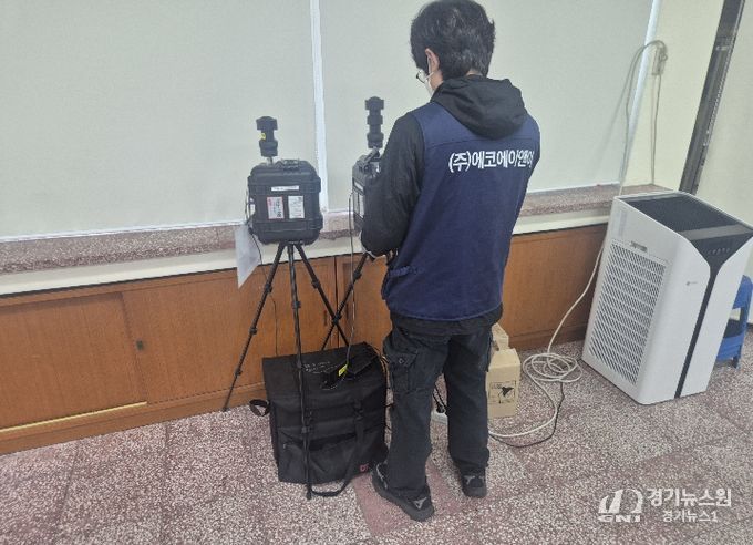 우리 학교 공기는 오늘도 맑음!(_미세먼지 측정을 위해 측정 기기를 과학실에 설치하는 모습_)