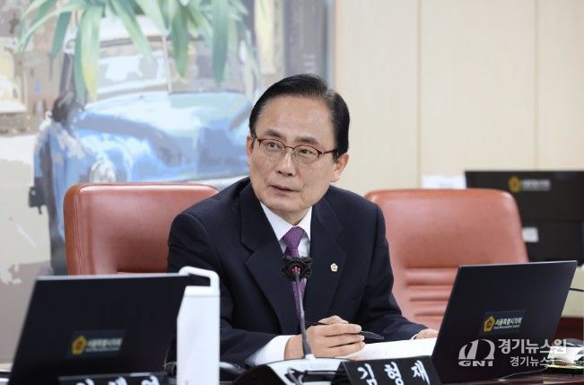 김형재 의원이 3월 5일 열린 제334회 서울시의회 임시회 문화체육관광위원회 업무보고에서 서울시 홍보기획관에게 질의를 하고 있다.