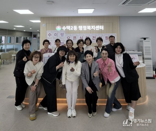 수택2동 북카페 ‘수이랑’ 개소식을 진행하고 있다.