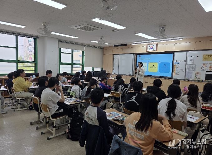 용연초 6학년 학생들이 14일 울주도서관이 주관하는 '청소년진로독서 프로그램' 수업을 듣고있다.