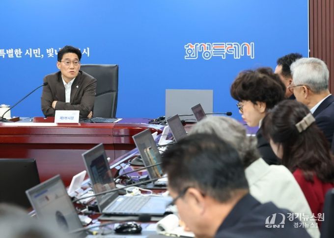 윤성진 화성특례시 제1부시장이 ‘제16회 화성 뱃놀이 축제’ 성공 개최를 위한 전략회의를 주재하며 주요 추진사항을 점검하고 있다