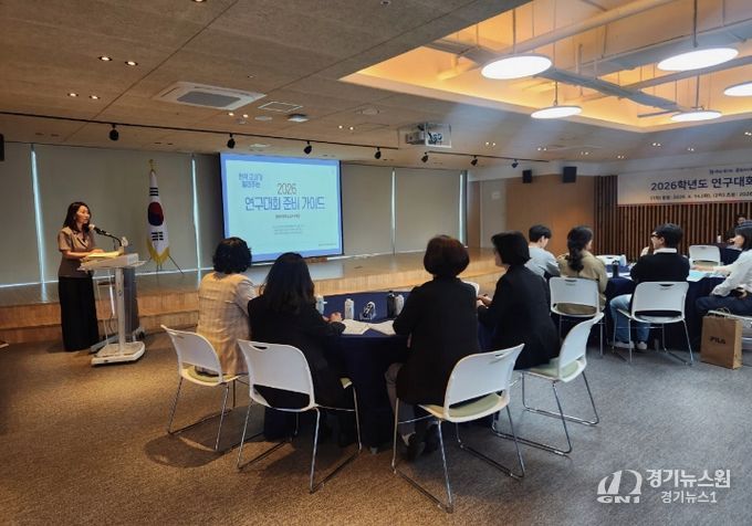 울산 지역 초등 교원들이 15일 울산교육연구정보원 박상진홀에서 '2026학년도 연구대회 지원을 위한 맞춤형 특강'을 듣고있다.