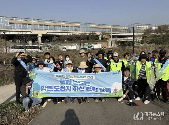 시흥시 은행천서 올해 첫 도심 하천 정화활동 전개