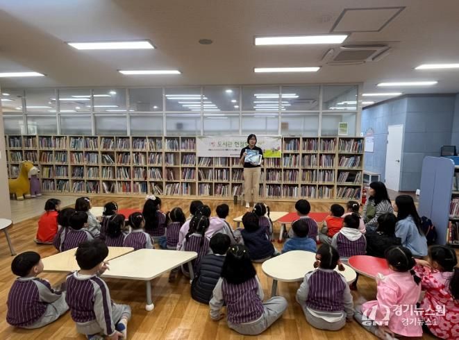 서라벌유치원 원아들이 16일 동부도서관에서 '1일 도서관 현장학습' 체험을 하고있다