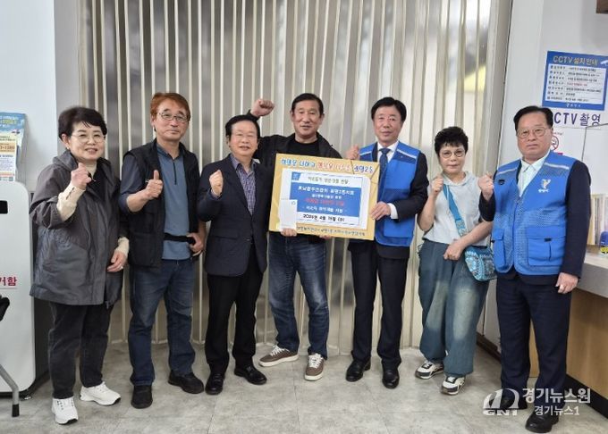 광명시 광명2동 지역사회보장협의체는 지난 15일 광명시 호남향우연합회 광명2동지회로부터 어려운 이웃 지원을 위한 후원금 50만 원을 전달받았다.