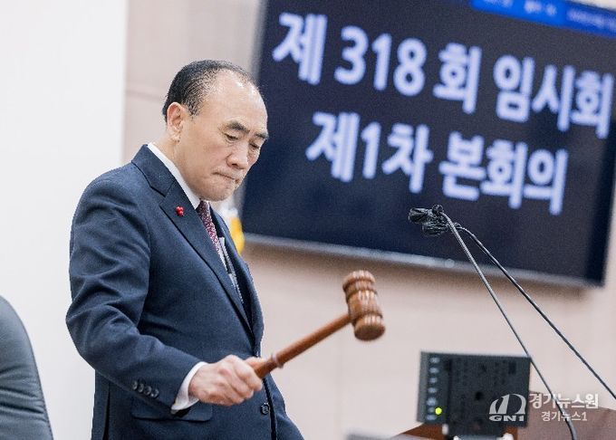 성북구의회 임태근 의장이 제318회 임시회를 주재하고 있는 모습